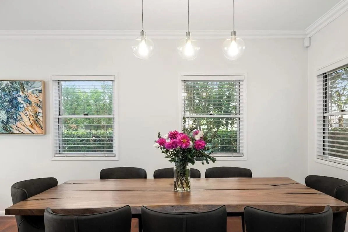 Maison Marie: Cinebar Getaway 4 Bedrooms 2.5 Baths Brisbane Australia