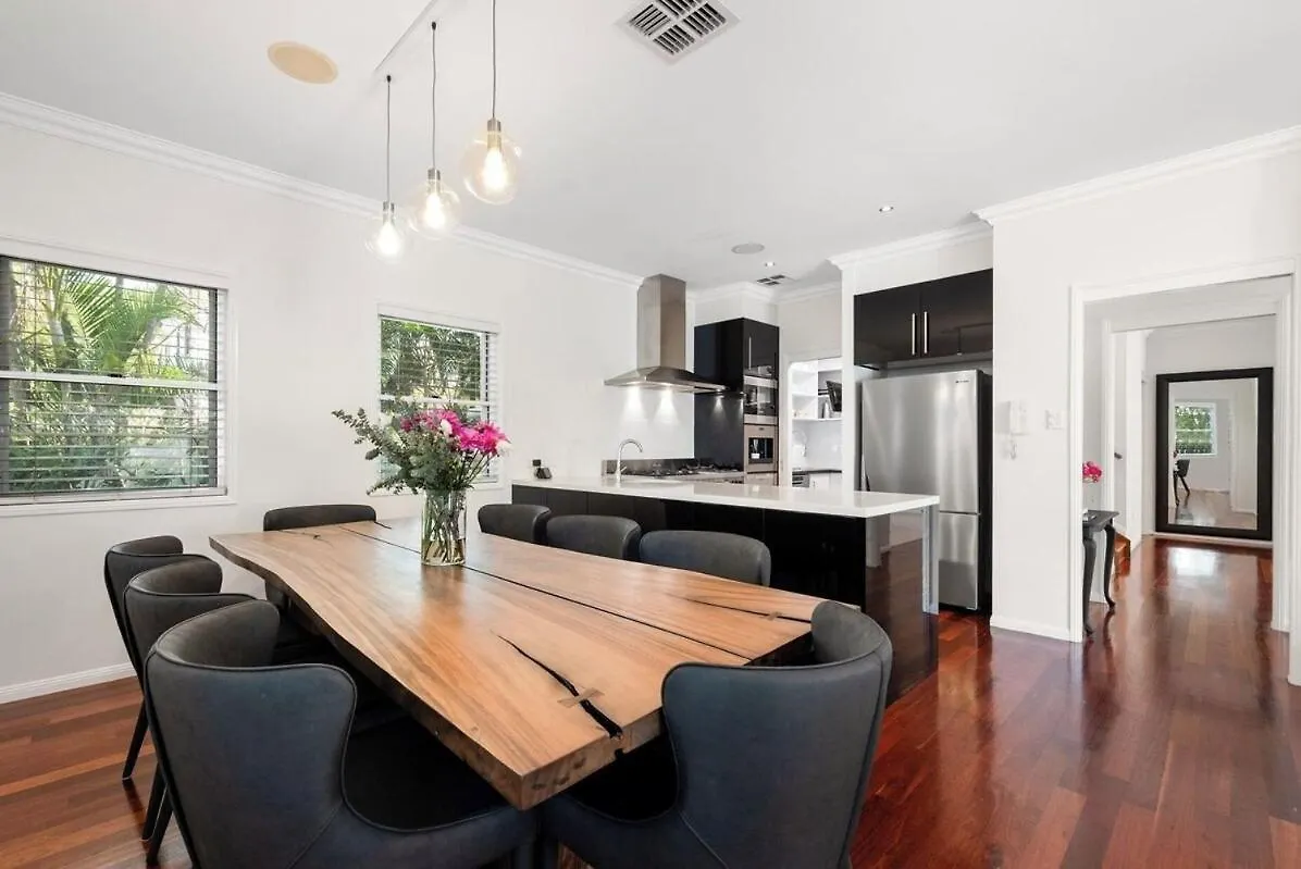 Maison Marie: Cinebar Getaway 4 Bedrooms 2.5 Baths Brisbane