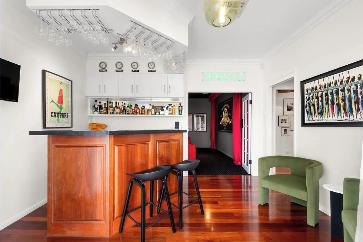 Maison Marie: Cinebar Getaway 4 Bedrooms 2.5 Baths Brisbane 0*,  Australia