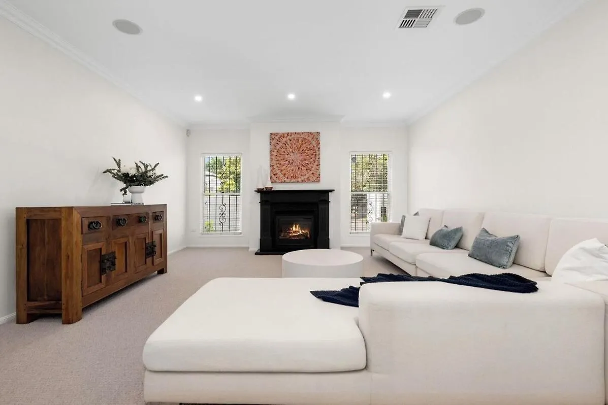 Maison Marie: Cinebar Getaway 4 Bedrooms 2.5 Baths Brisbane 0*,  Australia