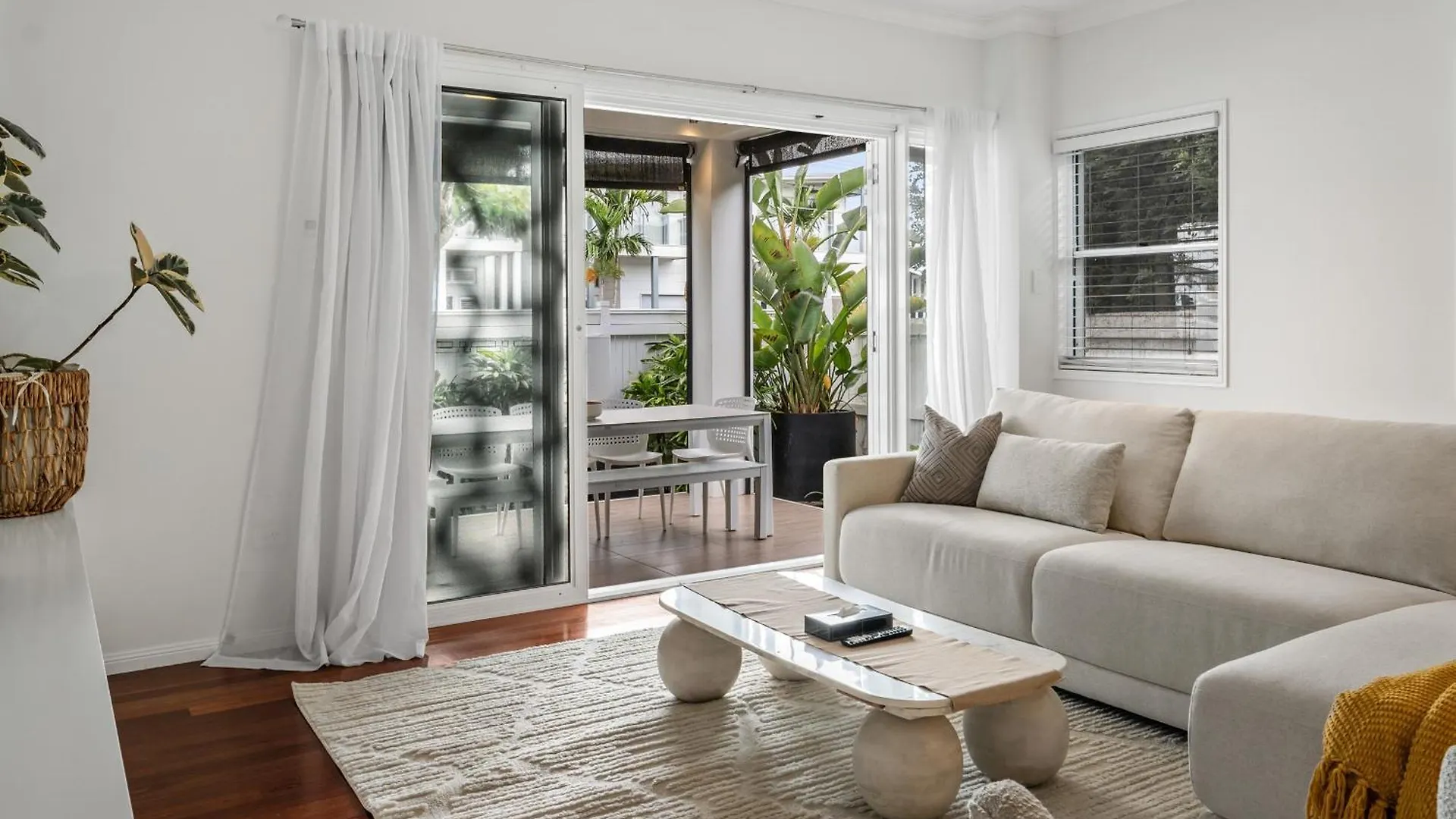 Maison Marie: Cinebar Getaway 4 Bedrooms 2.5 Baths Brisbane