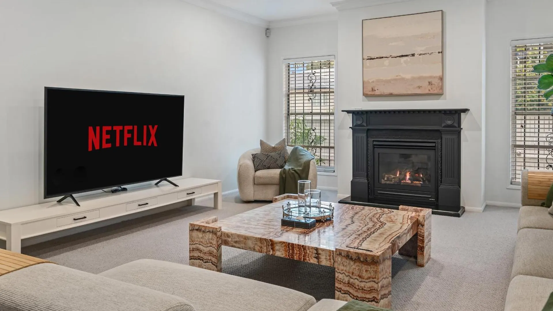 Maison Marie: Cinebar Getaway 4 Bedrooms 2.5 Baths Brisbane Australia
